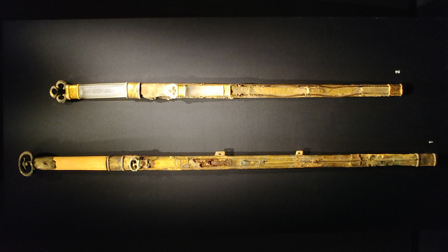 ▲ 보물 612호로 지정된 천마총에서 나온 봉황 장식 큰 칼과 세 고리 장식 큰 칼.