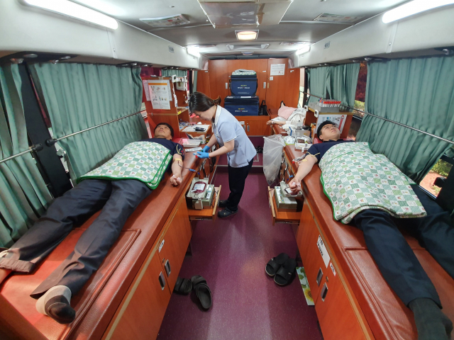 ▲ 헌혈에 동참 중인 직원들 모습