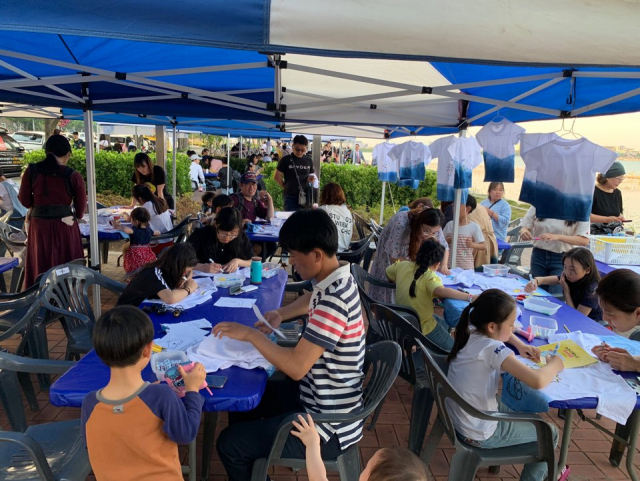 ▲ 경산시가 지난 25일 남매공원에서 열린 ‘2019 남매학교 5월 강좌’에 시민 400여 가족, 1천여 명이 참가했다. 사진은 벽걸이 주머니 체험 모습,