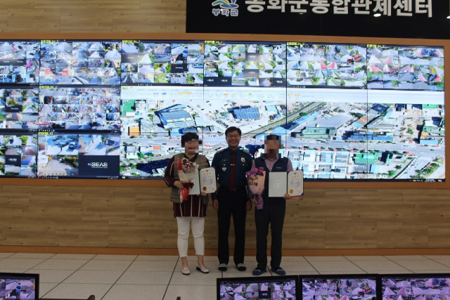 ▲ 박종섭(가운데) 봉화경찰서장이 최근 범죄 용의자를 검거하는 데 도움을 준 봉화군 CCTV 관제센터 모니터 요원 2명에게 표창장을 수여하고 있다.