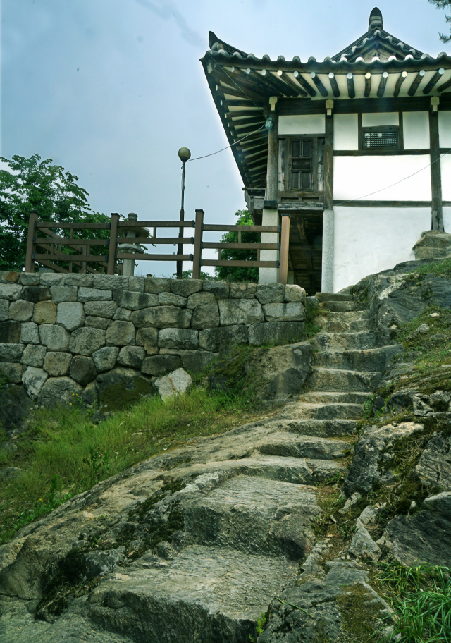 ▲ 신선만이 딛고 오를 수 있는 계단이라는 의미로 자연 암반을 있는 그대로 쪼아 만든 돌계단.