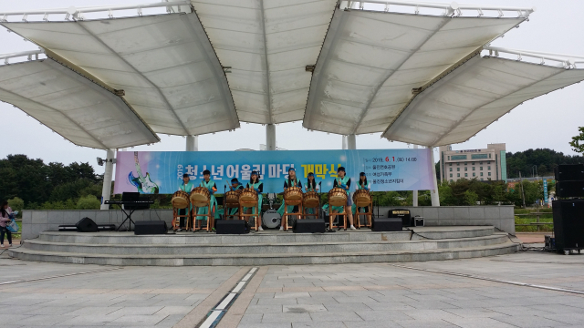 ▲ 2019 울진군청소년어울림마당 개막식에 참가한 청소년동아리팀이 모둠북 공연을 하고 있다.
