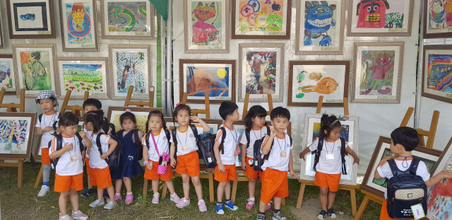 ▲ 경산시 자매도시 일본 조요시 어린이 그림 40점을 경산자인단오제 기간에 자인면 계정숲에 전시했다.