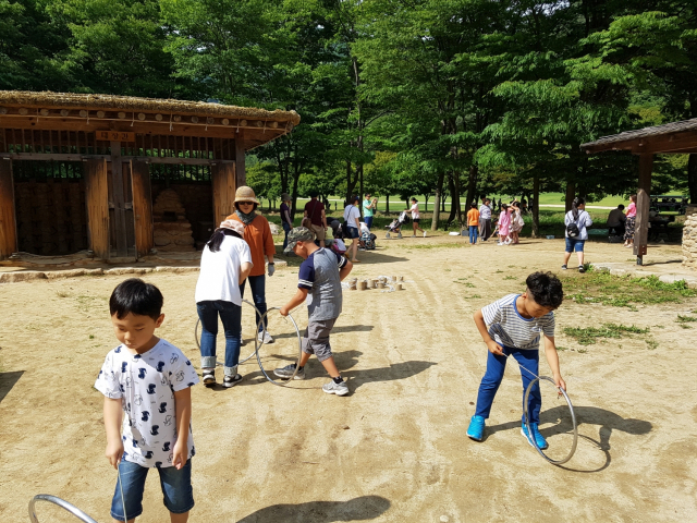 ▲ 문경새재도립공원 내 자연생태공원을 찾은 어린이들이 전래놀이 체험을 하며 즐거워하고 있다.