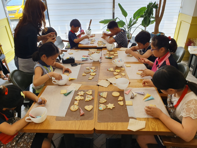 ▲ 영천시는 지난 15일 지역 내 드림스타트 아동 20여 명을 대상으로 영양요리교실 프로그램을 진행했다. 사진은 아이들이 쿠키를 만드는 모습.