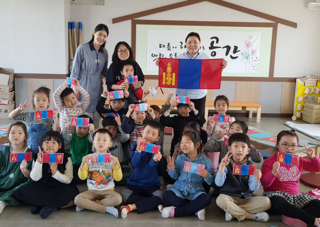 ▲ 대구 성명초등학교 학생들이 몽골에서 온 영어 선생님과 몽골의 문화에 대해 배우고 있다.