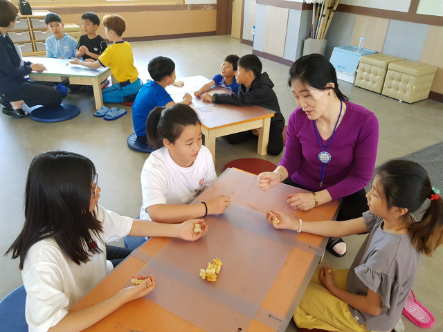 ▲ 대구 성명초등학교 학생들이 몽골에서 온 영어 선생님과 몽골의 문화에 대해 배우고 있다.