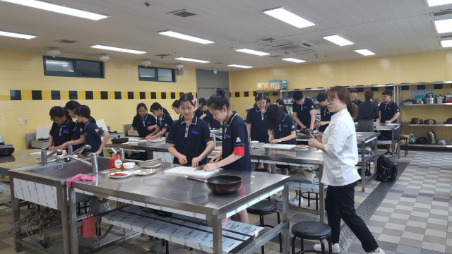 ▲ 삼성현중학교 1학년 40명이 진로체험을 위해 수성대학교 강산관 호텔조리과 실습실 요리체험을 했다.