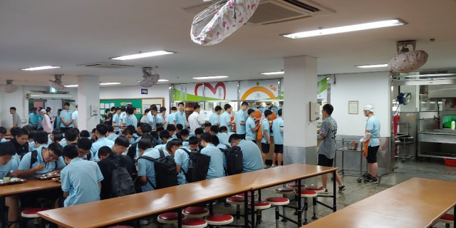 ▲ 영남고 학생들이 줄을 서서 급식을 받아가는 모습.