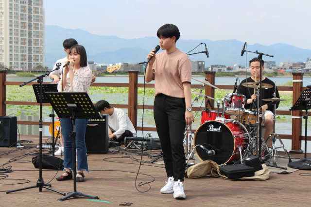 ▲ 사동고 밴드동아리 학생들이 남매지 그린공원 야외 공연장에서 시민과 함께하는 음악 ‘ 사랑·평화·행복 콘서트’를 했다.