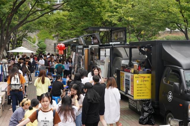 ▲ 수성대학교가 학생들의 창업 지원 목적으로 교내에서 푸드트럭 체험 및 플리마켓 행사를 열고 있다.