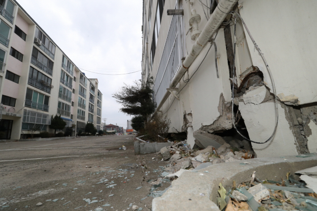 ▲ 2017년 11월 발생한 규모 5.4 지진으로 전파 판정을 받은 포항시 흥해읍 소재 한 공동주택 모습.