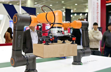 ▲ 협동로봇은 인간과의 직접적인 상호 작용을 위해 설계됐다. 사람이 어떤 작업을 성공적으로 수행할 수 있도록 도와준다.