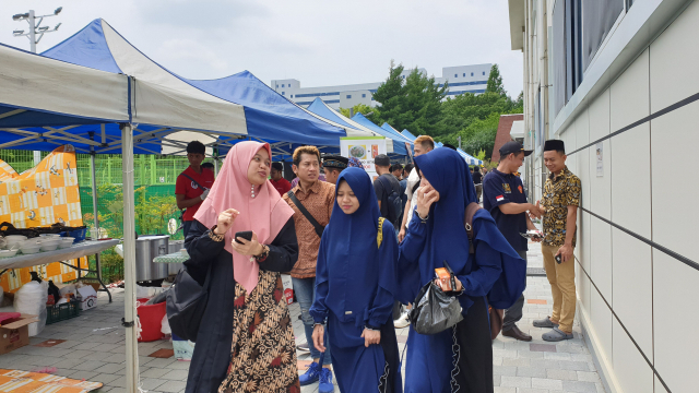 ▲ 30일 성서체육공원에서 이슬람 아궁기도소(달서구 이곡동)가 문을 연 지 3주년을 기념해 ‘미이랏’ 행사가 열렸다. 사진은 행사에 참여한 인도네시아인들이 담소를 나누는 모습.
