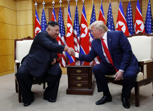 ▲ 도널드 트럼프 미국 대통령과 북한 김정은 국무위원장이 30일 오후 판문점 자유의 집에서 만나악수하고 있다. 연합뉴스