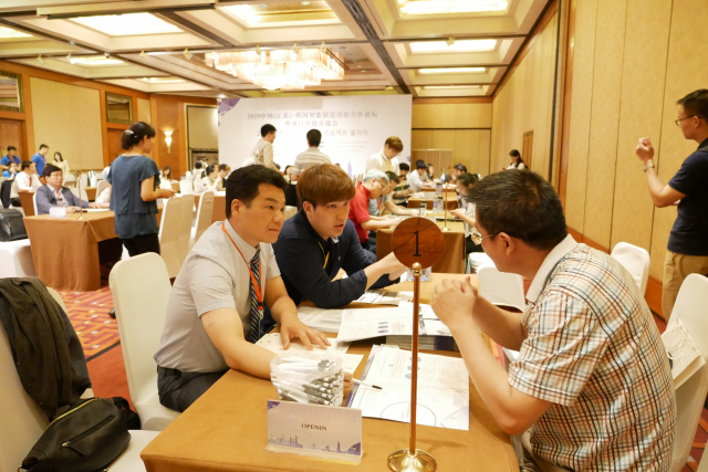 ▲ 지난달 25일 열린 ‘한국 로봇 기업설명회 및 수출상담회’에서 국내 기업 관계자가 중국 바이어와 수출 상담을 하고 있다.