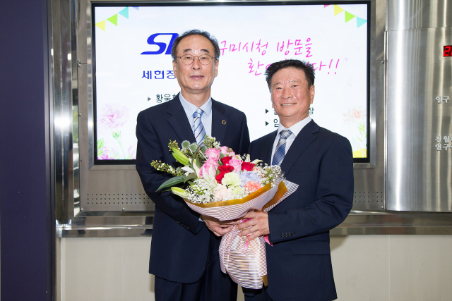 ▲ 장세용 구미시장은 구미시 7월의 기업으로 선정된 세현정밀 황욱환 대표(사진 오른쪽)에게 축하의 꽃다발을 건내고 있다.
