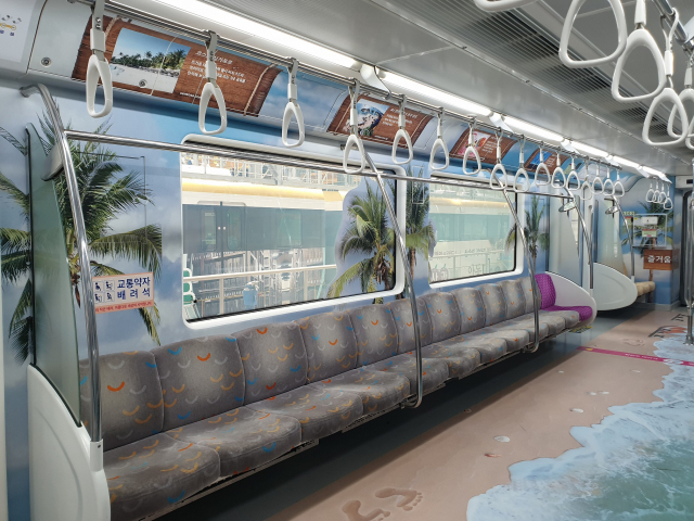 ▲ 대구도시철도공사는 오는 12월10일까지 싱가포르 센토사 휴양섬 테마열차를 운행한다. 사진은 테마열차의 내부 모습.