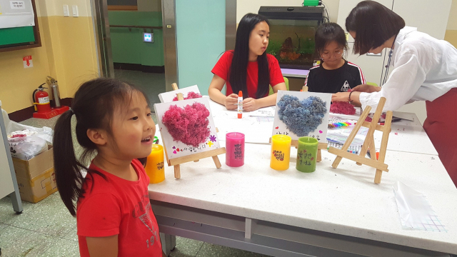 ▲ 월배초등학교가 토요 가죽 공방을 운영하며 학생들에게 다양한 예술 체험의 기회를 제공하고 있다.