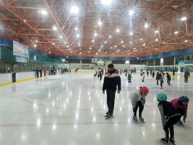 ▲ 대구실내빙상장에서 시민들이 스케이트를 타고 있다. 대구실내빙상장이 다음달 말까지 무더위 쉼터로 시민들에게 무료개방된다.
