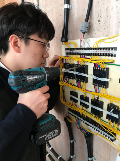 ▲ 포스코 입사를 확정지은 경북기계공업고등학교 3학년 석승윤군이 기계 설비 실습에 나선 모습.