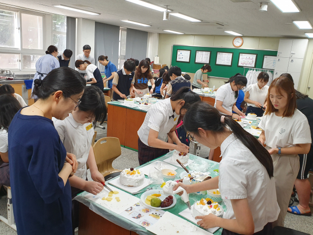 ▲ 장산중학교가 교사와 학생 40명은 방과 후 과학실에서 교사와 함께 ‘사제동행 케이크 만들기’를 했다.