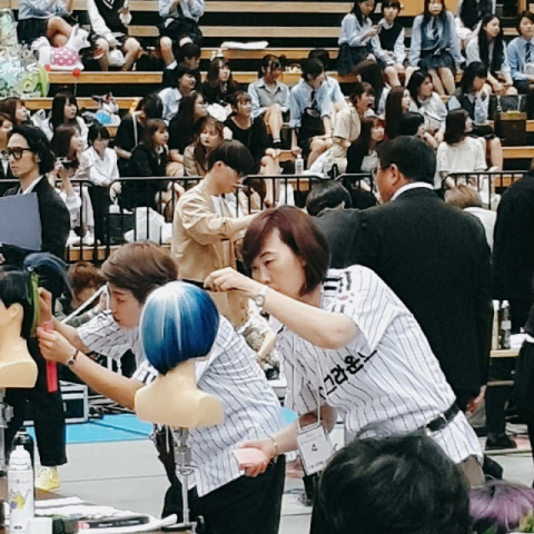 ▲ 일본 동경에서 열린 세계미용대회에 한국대표로 참가한 헤어디자이너가 모형의 머리를 만지고 있다.