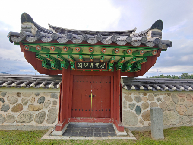 ▲ 김유신 장군의 생가터로 보이는 건물지와 재매정, 조선시대와 고려시대 건물지가 발견된 곳이다. 신라시대 귀족의 저택으로 보이는 대규모 주택지가 확인되었다.