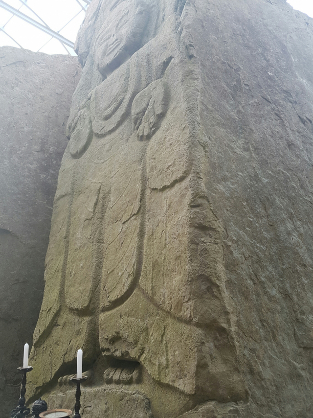 ▲ 신라시대 조각된 대형 석불이 신선사 서쪽 암벽 동, 서, 남쪽에 새겨져 있다.