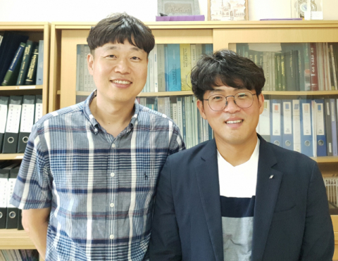 ▲ 금오공과대학교 신소재공학부 김종복 교수(왼쪽)와 고동욱 박사과정 학생.