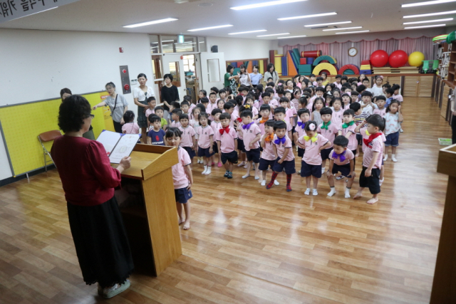 ▲ 상주감꽃유치원(원장 김귀희)은 지난 18일 작은 음악발표회 및 여름방학식을 개최했다.