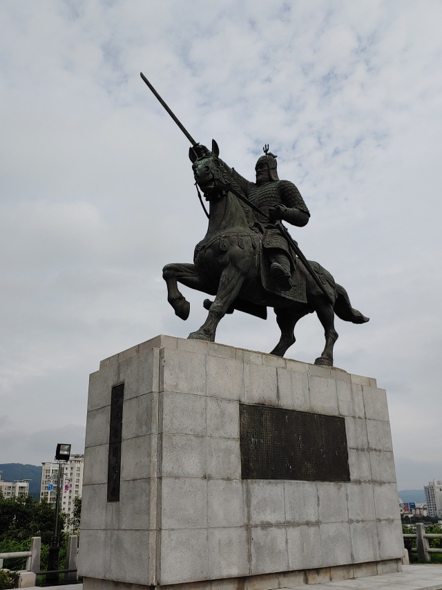 ▲ 경주 황성공원 가운데 언덕에 칼을 높이 들고 말을 타고 북쪽을 향해 달려가는 김유신 장군의 동상이 있다. 박정희 대통령의 지시로 1977년에 제작됐다.
