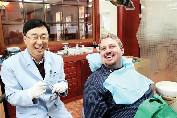 ▲ 대구시가 지난 10년 동안 외국인 환자 11만 명을 유치했다. 사진은 외국인 환자가 대구의 한 치과에서 진료를 받는 모습.