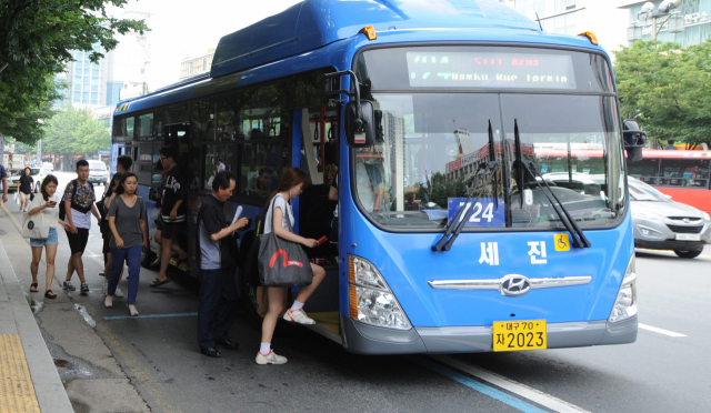 ▲ 대구~경산~영천 간 대중교통 무료환승이 다음달 20일부터 시작된다. 사진은 대구 시내버스에 승객들이 승차하는 모습.