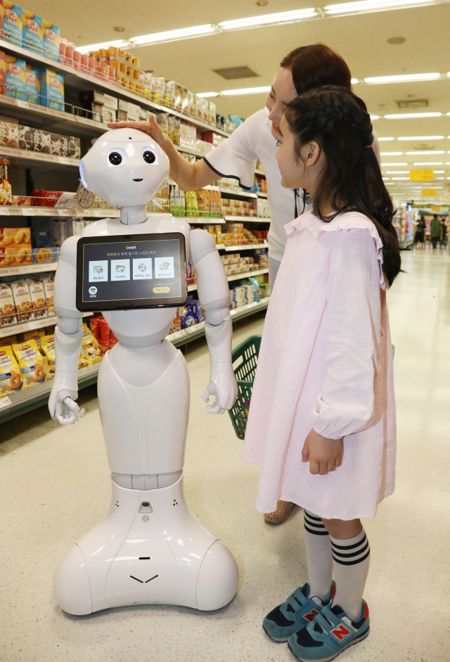 ▲ AI의 마케팅 활용 대표적 케이스로 이마트의 휴머노이드 로봇 서비스가 꼽힌다. 해당 로봇은 고객의 얼굴을 보고 나이 및 성별을 파악해 적합한 상품을 추천해주고, 매장을 안내한다.