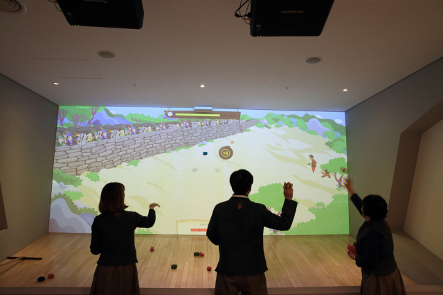 ▲ 화랑의 궁술·검술·승마체험 등을 게임 형식의 가상현실로 체험할 수 있는 VR체험관.