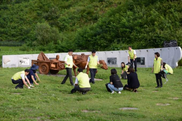 ▲ 농협 봉화군지부 직원들이 23일 봉화군 상운면 한누리 워낭마을에서 환경정화활동을 하고 있다.