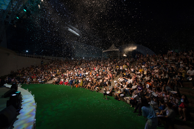 ▲ 경주 예술의 전당에서 8월 7회의 특별한 공연을 마련한다. 눈 내리는 연출과 관객들에게 아이스크림을 나누어 주며 시원한 여름밤을 선사한다. 지난해 공연 장면.