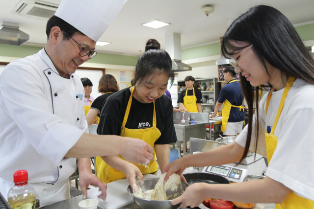 ▲ 구미대학교에서 열린 ‘2019 진로체험 캠프’에 참가한 학생들이 피자만들기 체험에 참여하고 있다.