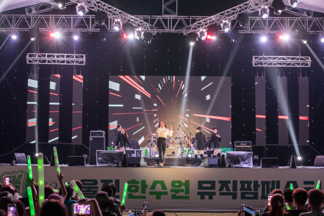 ▲ ‘2019 울진 한수원 뮤직팜페스티벌’에서 가수 백지영이 무대를 펼치고 있다.
