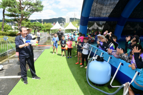 ▲ 김충섭 김천시장이 야외물놀이장에서 어린이들과 즐거운 시간을 보내고 있다.
