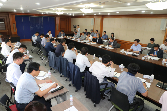 ▲ 지난 2일 대구시청에서 관련부서들이 참가한 가운데 일본수출규제비상대책단 회의가 열리고 있다.