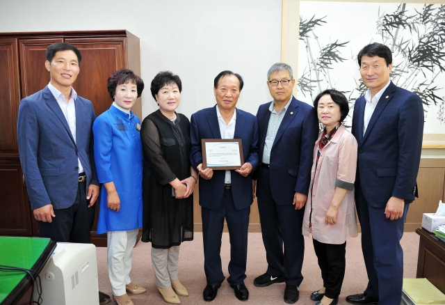 ▲ 심칠 군위군의회 의장이 최근 한국미디어뉴스 시사코리아 주관 기초의회 부문 의정대상을 수상했다.