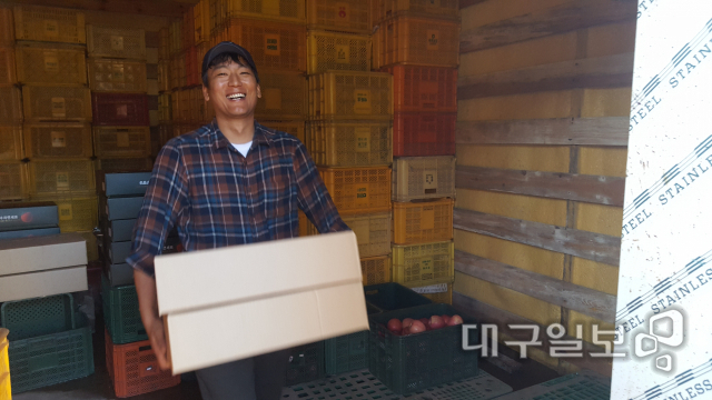 ▲ 청년농부 박덕수 ‘과일판다’ 대표가 온라인 주문을 받고 포장한 상품을 옮기고 있는 모습.