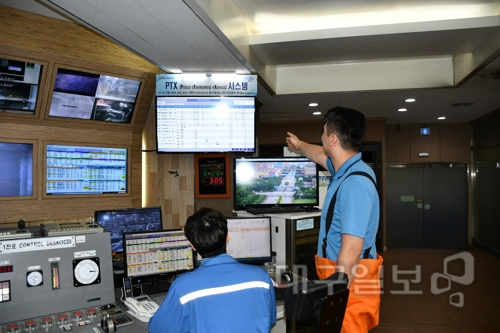 ▲ 포항제철소 2제강공장 직원들이 스마트 기술을 적용한 PTX 시스템을 도입해 운용하고 있는 모습.