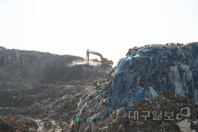 ▲ 의성군에 방치된 쓰레기산 모습. 경북도는 최근 의성쓰레기산 등 방치폐기물 처리 국비 364억원을 확보했다.