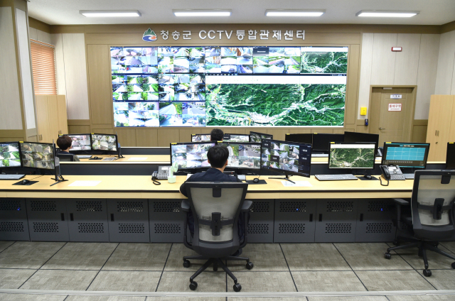 ▲ 청송군 CCTV 통합관제센터 직원들이 500여 대의 CCTV를 24시간 실시간 모니터링하고 있다.