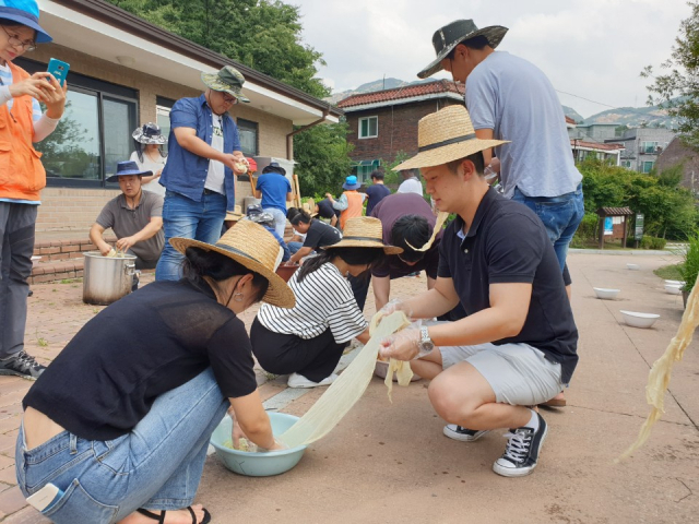 ▲ 성주군 2030 청년농업인들이 서울 향림도시농업체험원에서 천연염색 체험을 하고 있다.