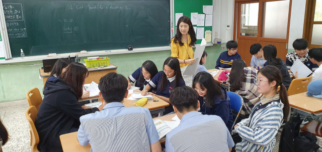 ▲ 대구 상원고 국제중점과정 학생들이 대구로 수학여행을 온 중국의 칭다오대원학교 학생들과 함께 수업을 들으며 소통하는 시간을 가졌다.