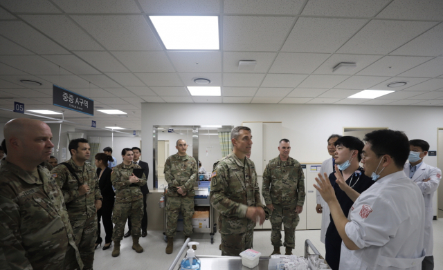 ▲ 주한미군 65의무여단과 브라이언 올굿 육군병원 방문단이 동산병원 응급의료센터를 둘러보고 있다.